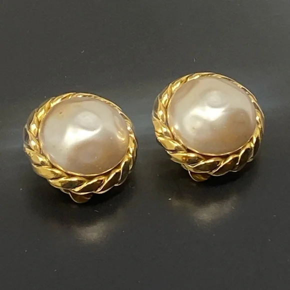 Chanel Vintage 1985 Gold Tone Faux Pearl Clip Earrings - Picture 5 of 16